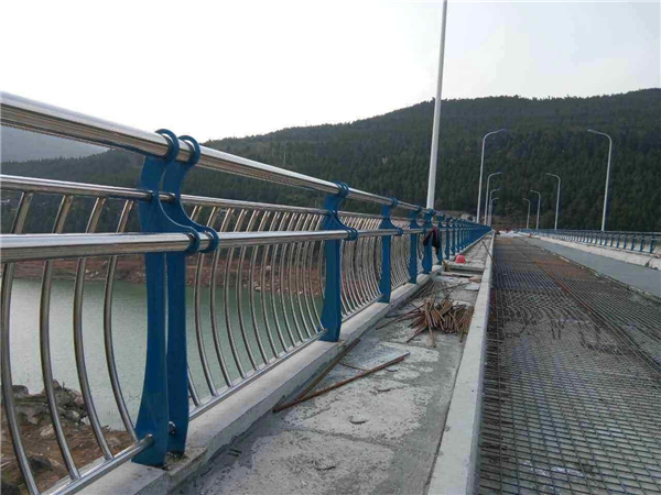 和田不锈钢桥梁护栏的特点及其在桥梁安全中的重要作用