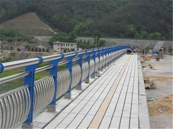 和田不锈钢桥梁护栏的特性及其在现代建筑中的应用